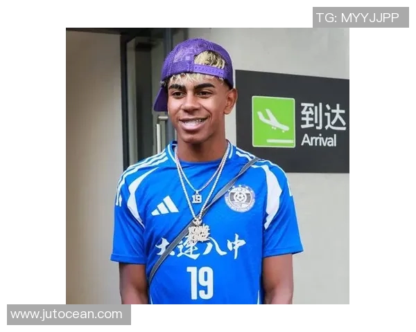 足球明星身穿蓝色球衣的精彩瞬间与背后的故事揭秘