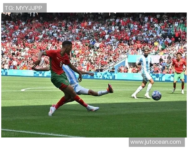 足球明星现场与球迷激烈互动引发热议,背后故事令人深思 足球明星现场与球迷激烈互动引发热议,背后故事令人深思