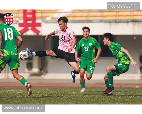 体坛解说员揭秘足球明星背后的故事与成就分析