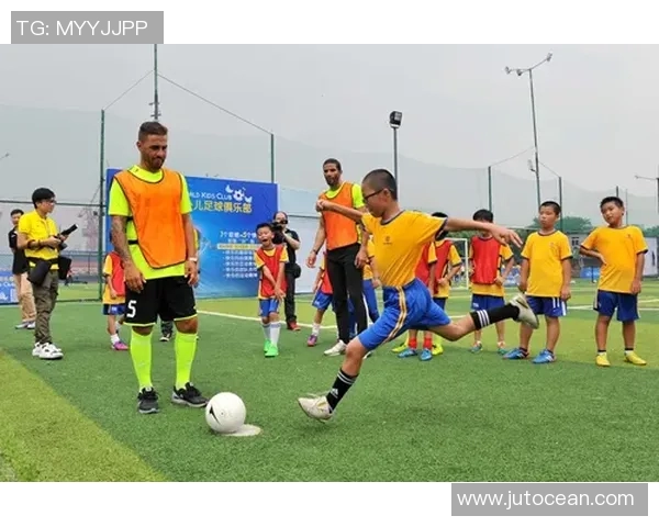 足球明星与中国好友的友谊故事揭示文化交流与体育精神的深厚联系 足球明星与中国好友的友谊故事揭示文化交流与体育精神的深厚联系