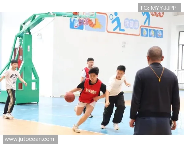 校草明星在篮球场上展现风采引发热议校园青春热血故事 校草明星在篮球场上展现风采引发热议校园青春热血故事